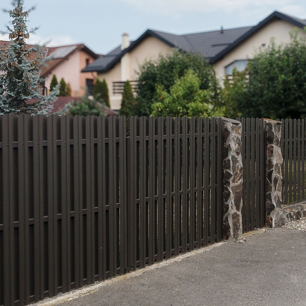Kerítések előnyei a tavaszi kertrendezés előtt