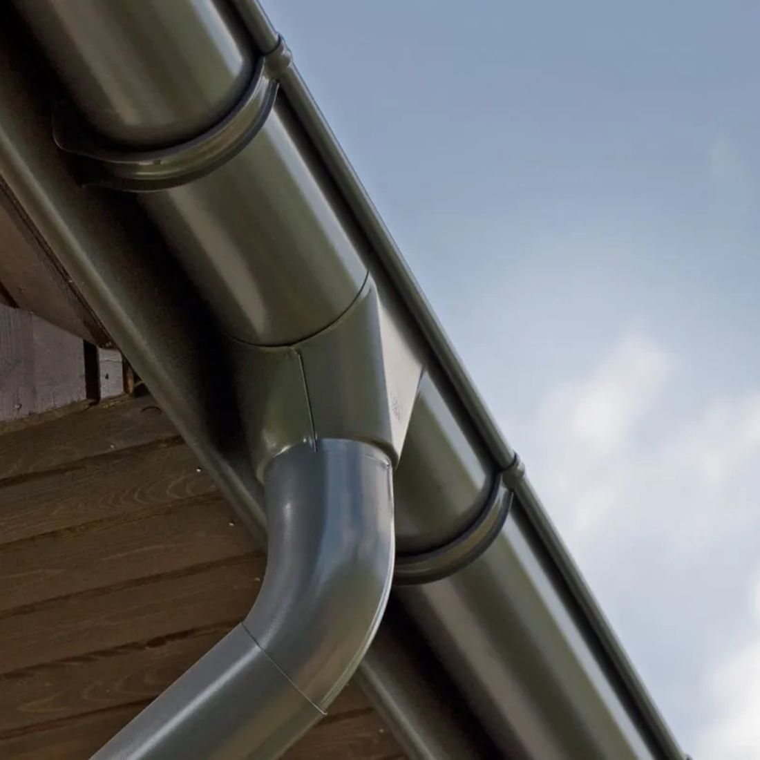 Tippek a nyári csapadék elleni védelemhez: Milyen ereszcsatornát válassz?