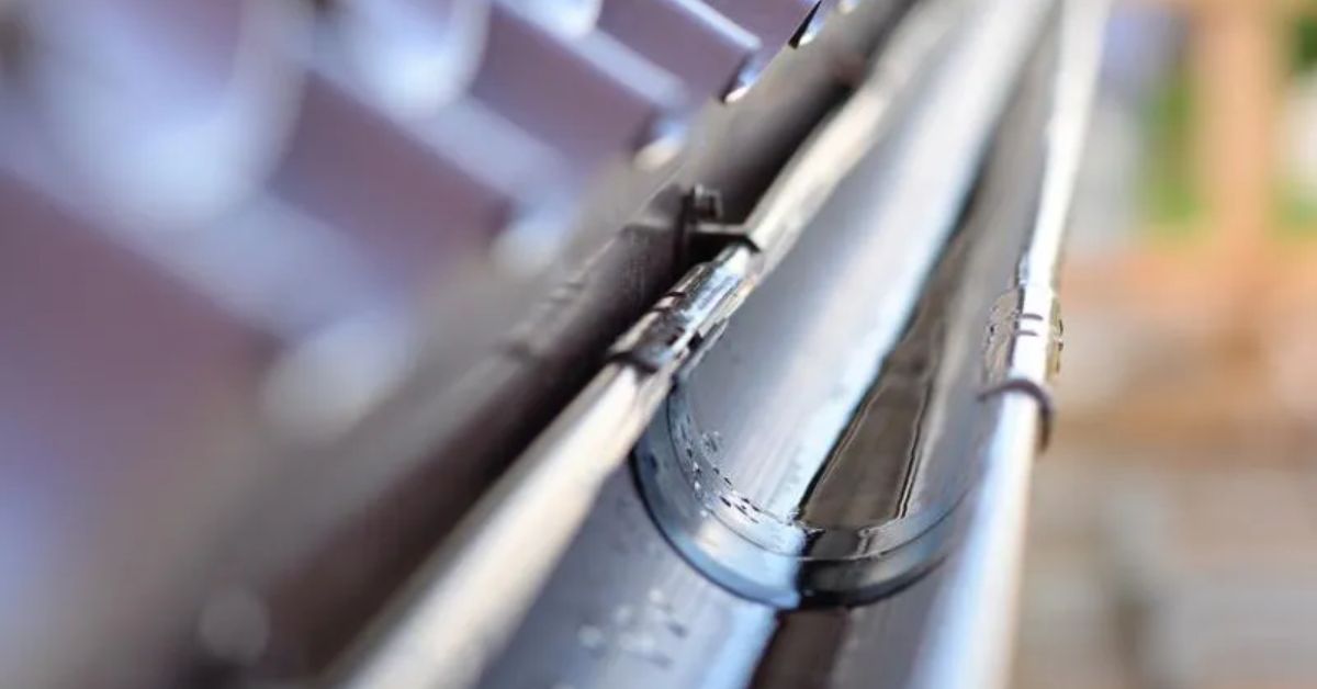 Őszi ereszcsatorna-takarítás: apróság, ami megmentheti a házadat