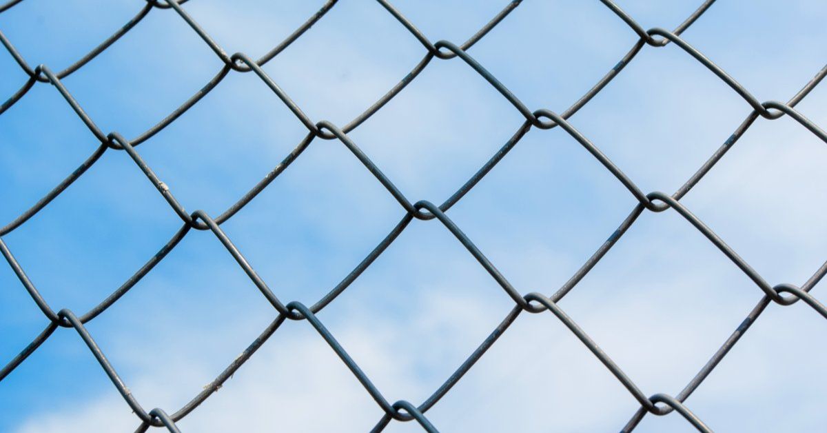 Drótfonat kerítés telepítése tavasszal Miért most érdemes belevágni?