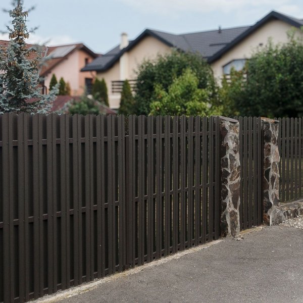 Kerítések előnyei a tavaszi kertrendezés előtt