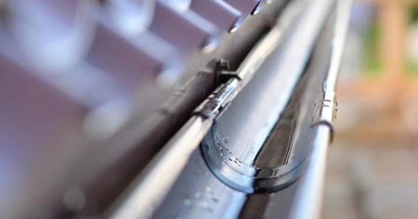 Őszi ereszcsatorna-takarítás: apróság, ami megmentheti a házadat