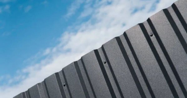 Trapézlemez a borús hónapokra, gyors, tartós, és pénztárcabarát védelem az őszi esők ellen