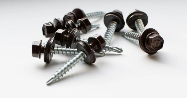 Fagyálló építőanyagok télen, mire érdemes figyelni tetőn, kerítésen és rögzítésnél?