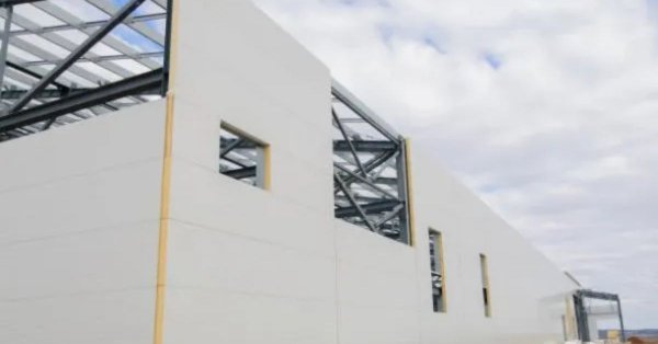 Szendvicspanel télen: miért ez az egyik legjobb megoldás gyors, hőszigetelt építéshez?