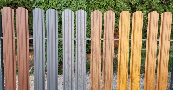 Modern kerítés trendek 2026-ban milyen színek és megoldások hódítanak?