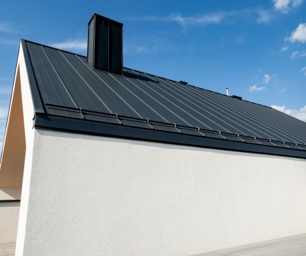 Modern tetők a hagyományos építészetben: Hogyan illeszthető be a korcolt lemez?