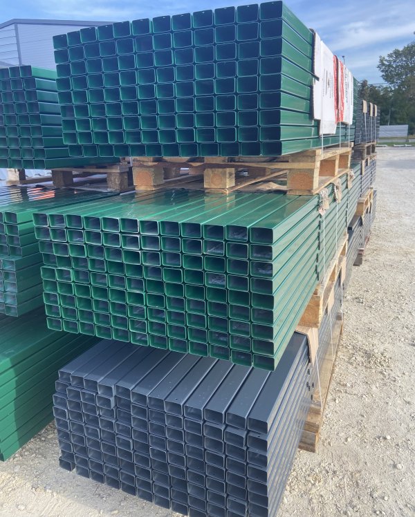 Zártszelvény oszlop 3D táblás kerítéshez színes kivitelben 2600 mm